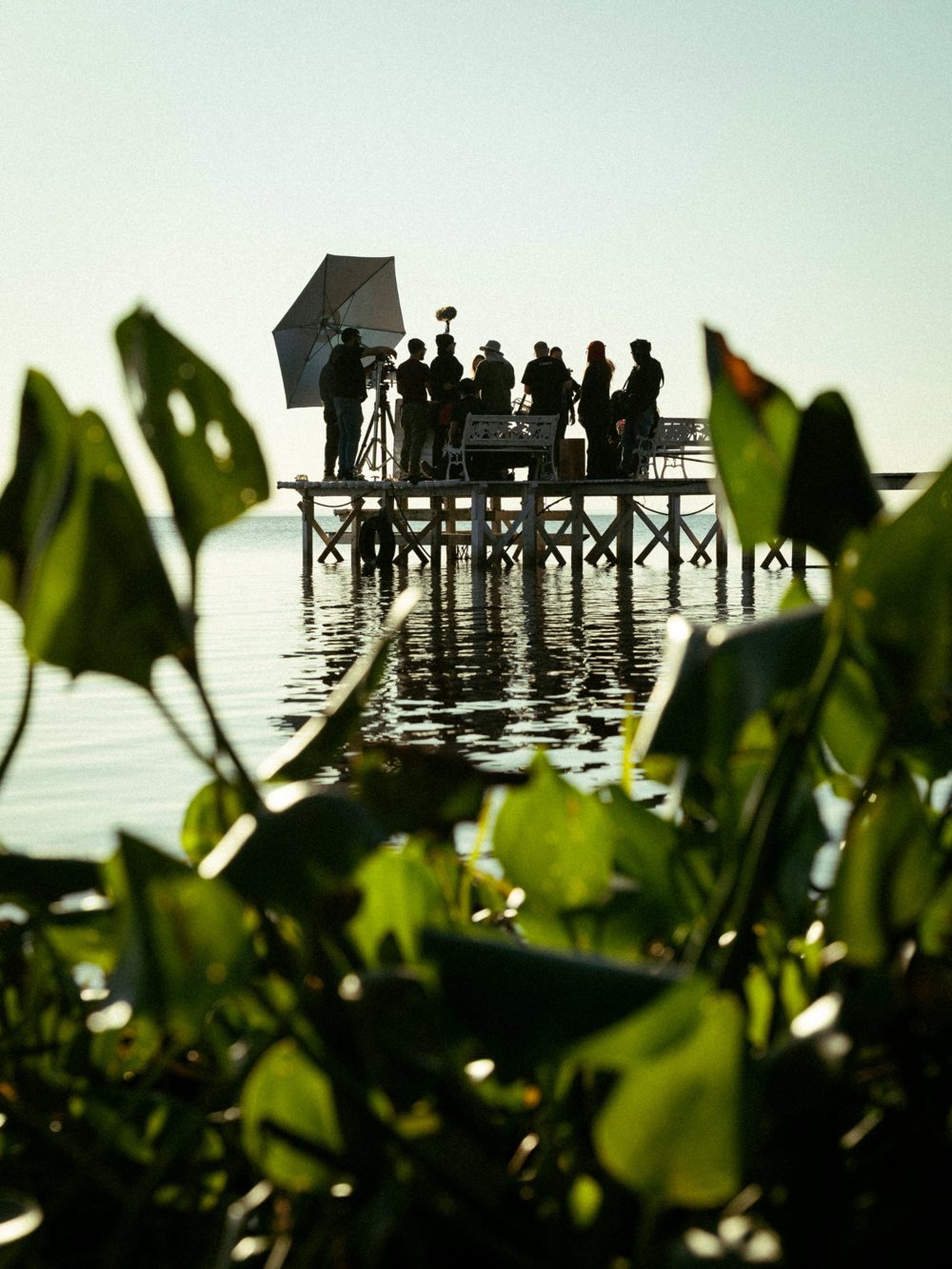 Equipo filmando sobre un muelle